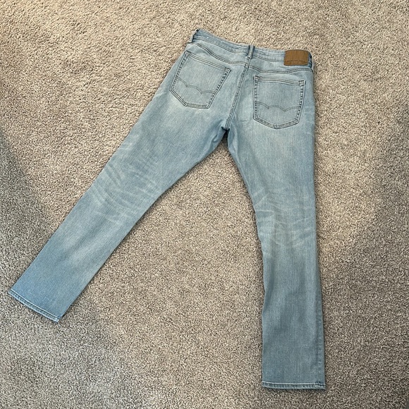 3 pack! 2 Hollister chinos(33x32) + light wash American eagle slim jeans (34x32) - Picture 10 of 10